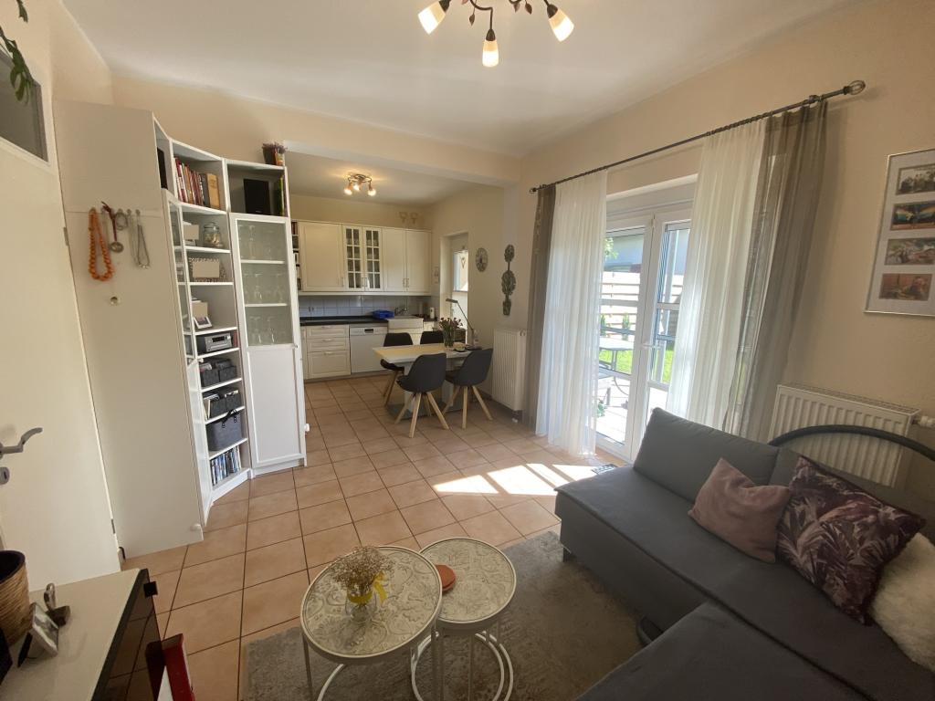 Wohn-Essbereich und Küche rechts