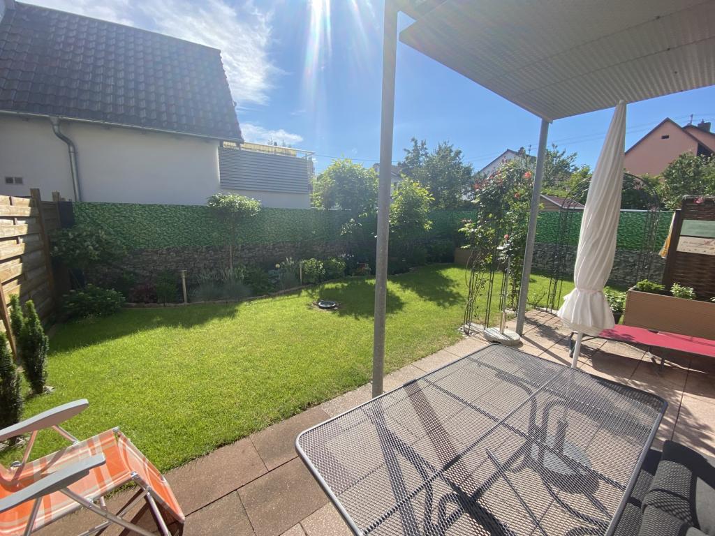 Terrasse und Balkon rechts