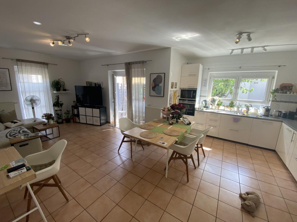 Wohnbereich und Küche EG links