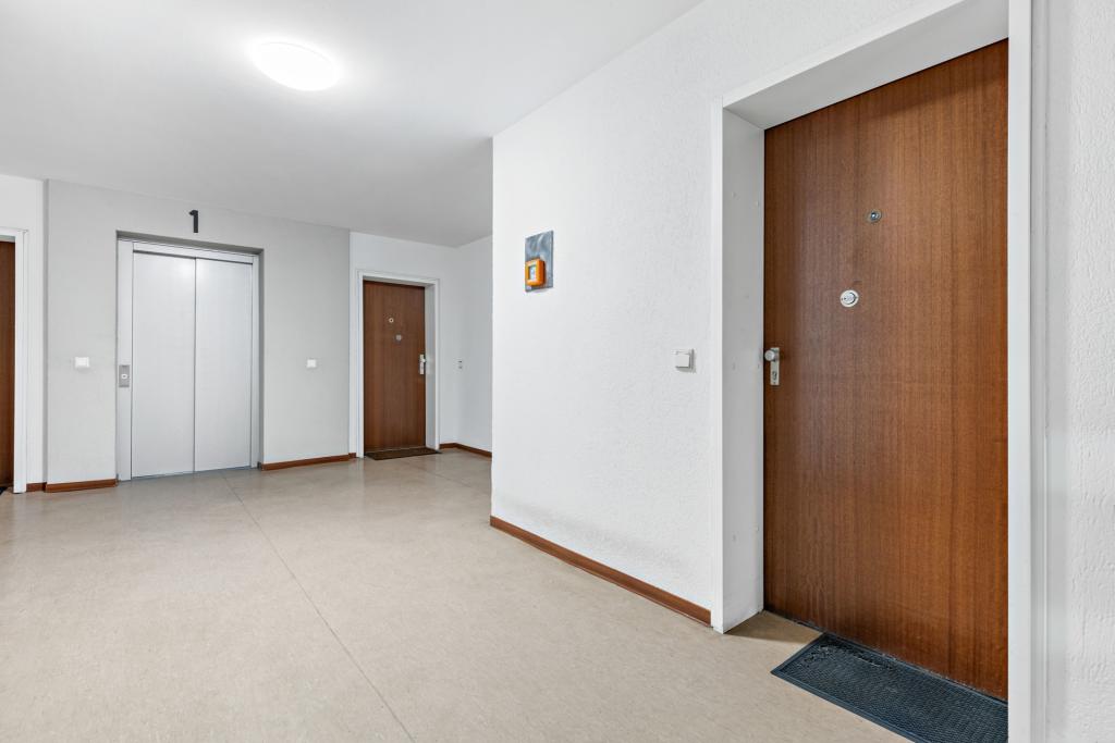Wohnungseingang und Aufzug