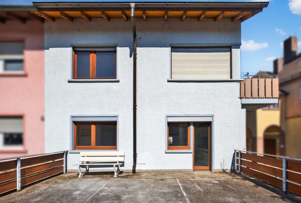 Hausansicht mit Terrasse