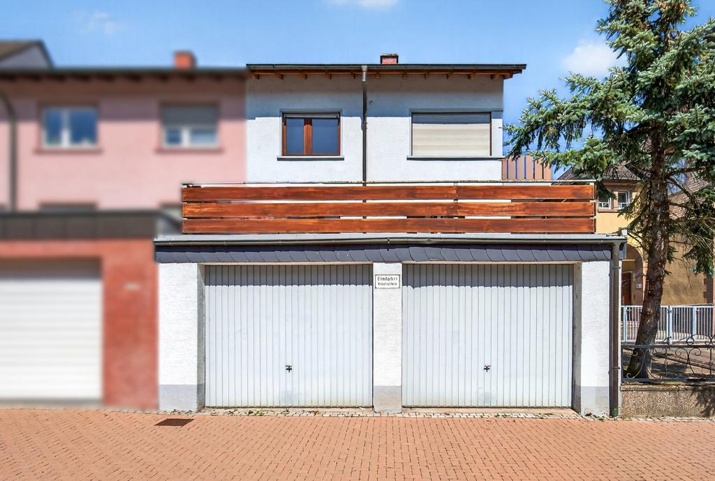Hausansicht mit Garagen