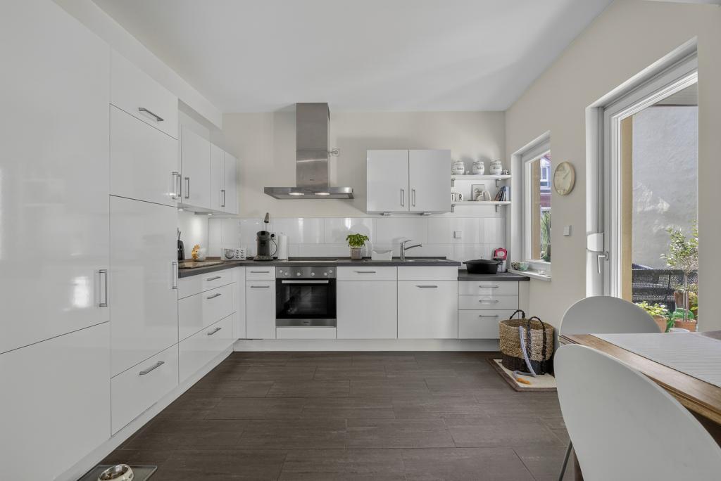 Küche mit Zugang zur Terrasse 