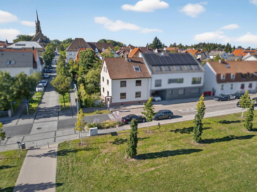 Hausansicht mit Park