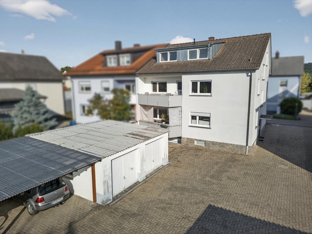 Außenbild mit Garagen