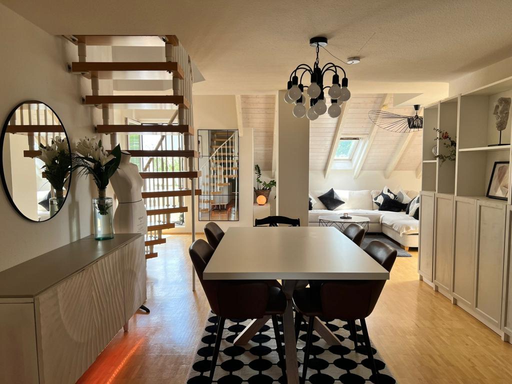 Helle 3 Zi-Dachgeschoss-Maisonette-Whg. mit Balkon, Fernsicht und Tiefgaragenstellplatz - Photo 5