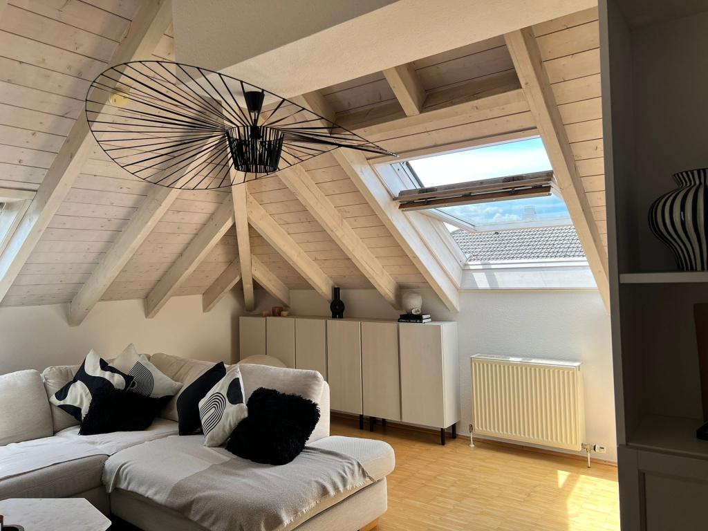 Helle 3 Zi-Dachgeschoss-Maisonette-Whg. mit Balkon, Fernsicht und Tiefgaragenstellplatz - Photo 1