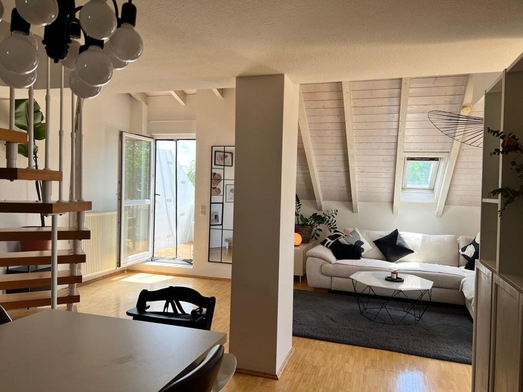 Helle 3 Zi-Dachgeschoss-Maisonette-Whg. mit Balkon, Fernsicht und Tiefgaragenstellplatz - Photo 4