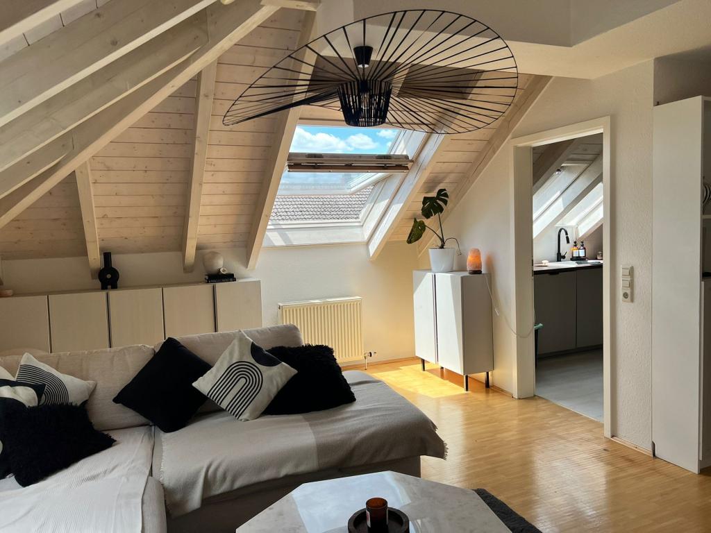 Helle 3 Zi-Dachgeschoss-Maisonette-Whg. mit Balkon, Fernsicht und Tiefgaragenstellplatz - Photo 3