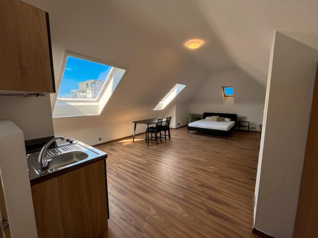Bezugsfreie Maisonette-Wohnung nahe dem Erbprinz: möbliert & perfekt für eine 3er-WG - Foto 1