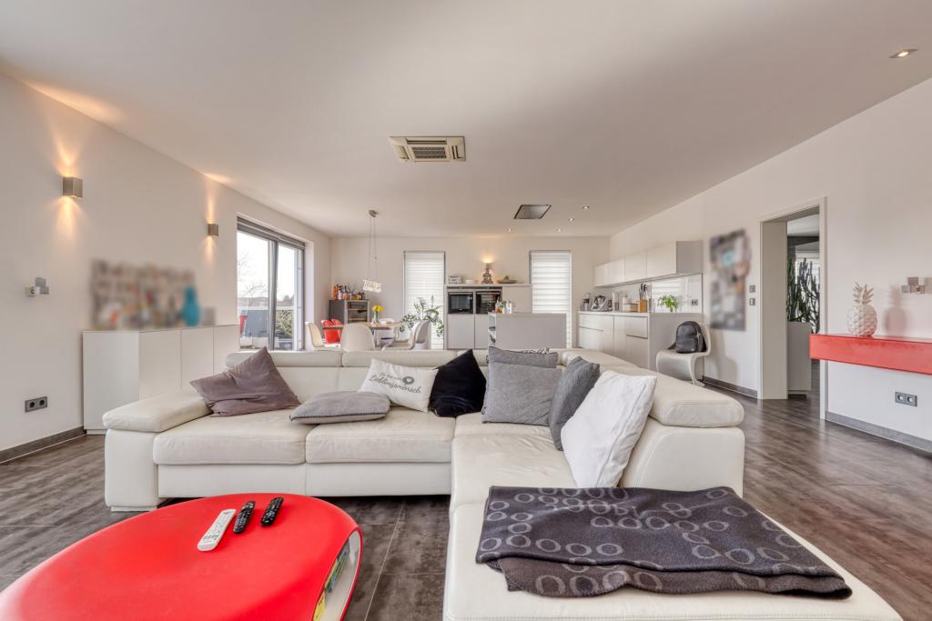 Penthouse-Feeling in Karlsruhe-Neureut: 4 Zimmer mit Einbauküche und Dachterrasse - Photo 1