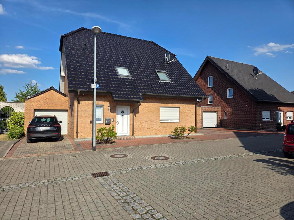 Großzügiges Einfamilienhaus mit Kamin, Sauna, Garage und beheizten Pool im Garten - Foto 2
