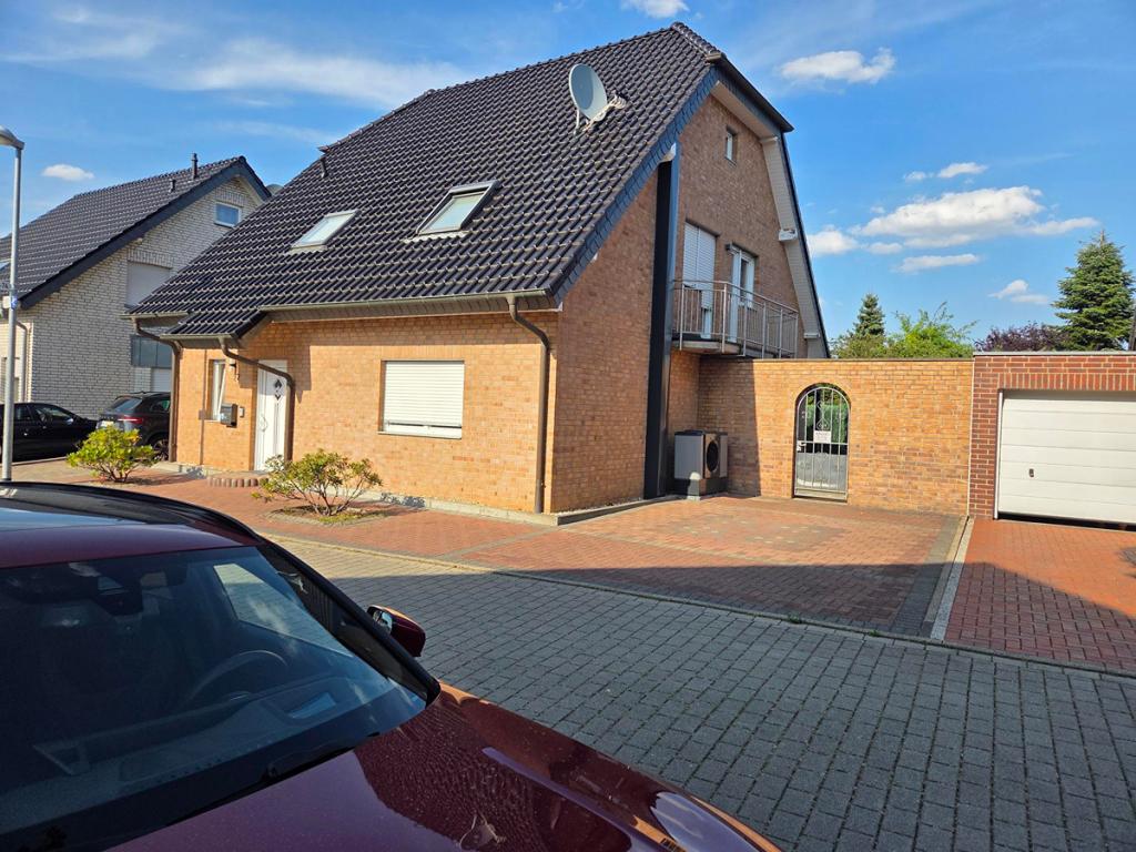 Großzügiges Einfamilienhaus mit Kamin, Sauna, Garage und beheizten Pool im Garten - Foto 3