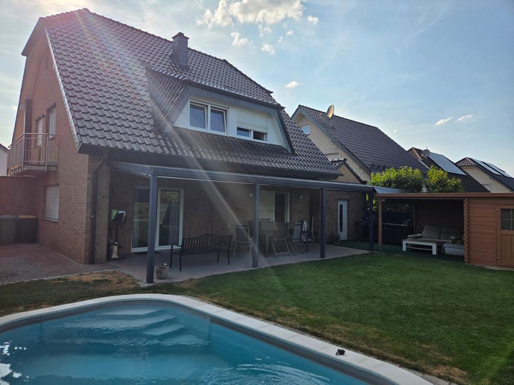 Großzügiges Einfamilienhaus mit Kamin, Sauna, Garage und beheizten Pool im Garten - Foto 1