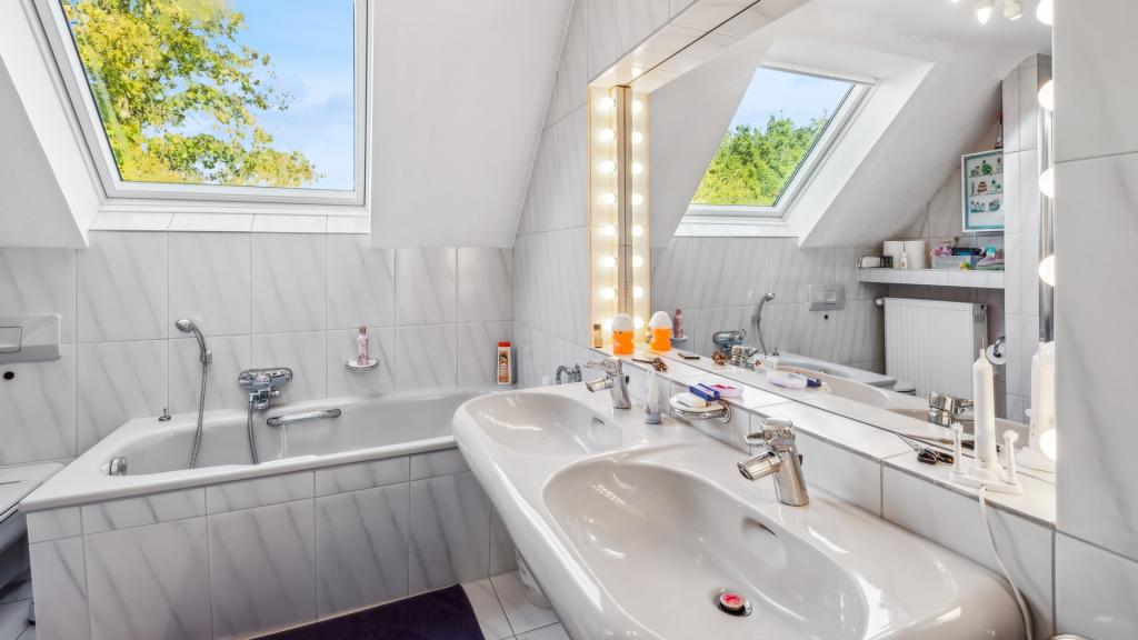 Badezimmer mit Wanne und Dusche DG