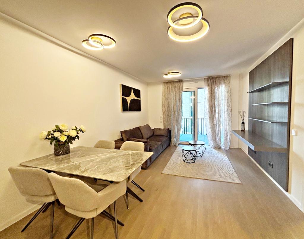 Hochwertig möblierte 2-Zimmer-Wohnung mit großzügigem Balkon - Photo 2
