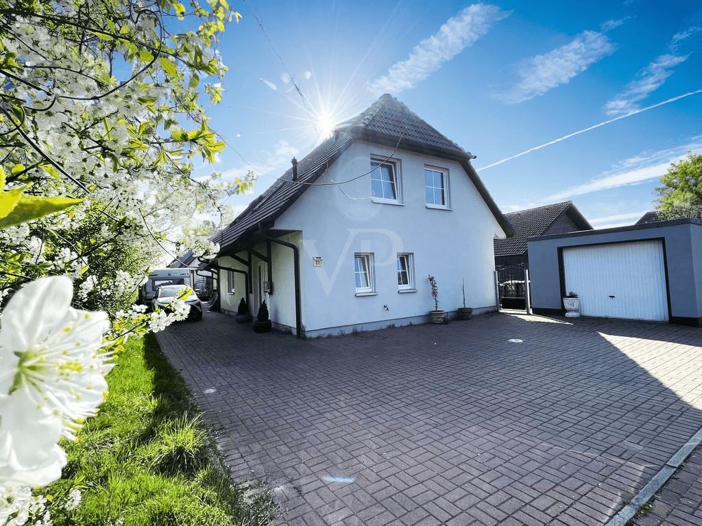 Vorderansicht mit Garage und Stellplatz