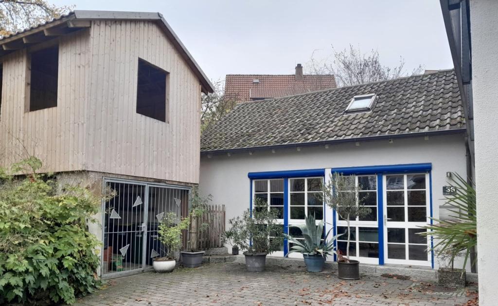 Freisitz, Garage und Büro