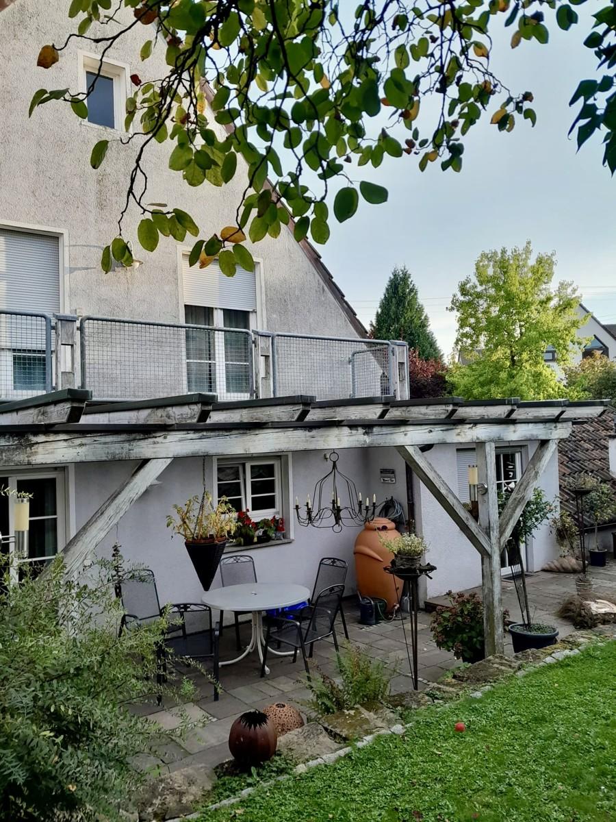 Seitenansicht und Terrasse