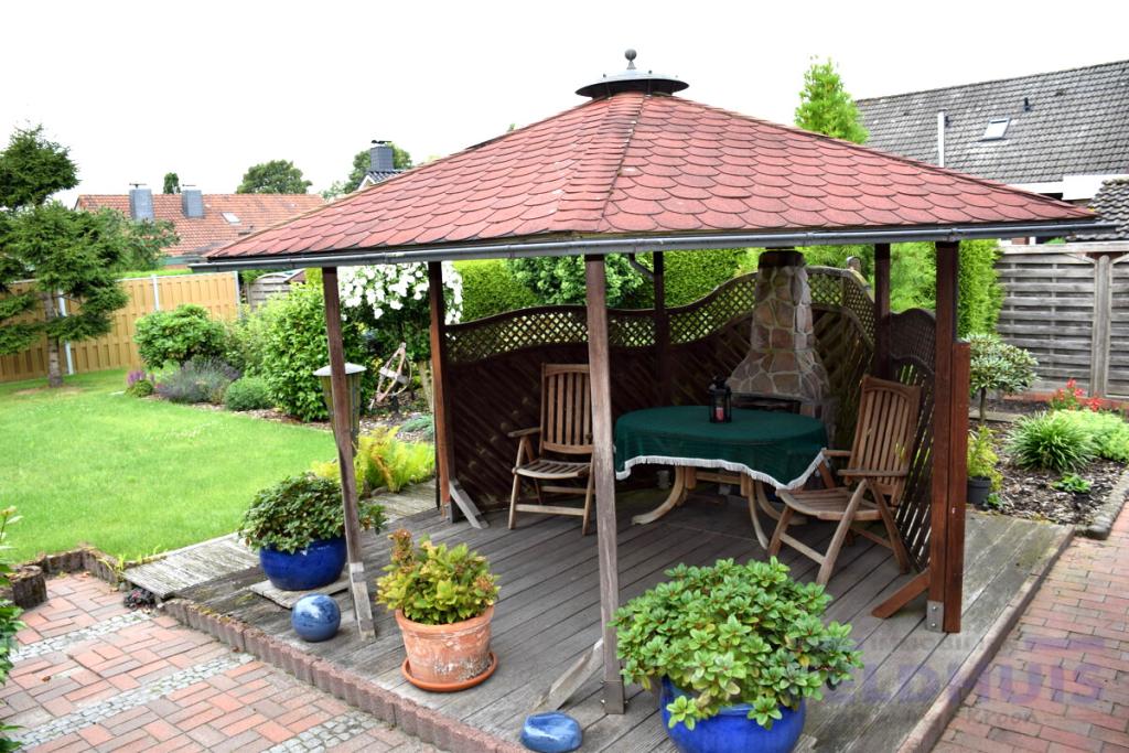 Holzpavillon Bild 1