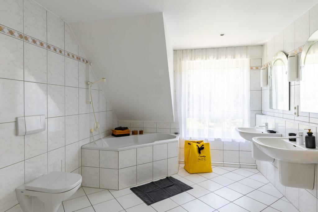 großes Tageslicht-Bad im OG mit Wanne und Dusche