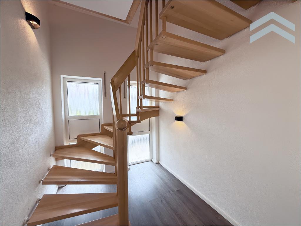 Treppe (Platz für Sideboard & Deko)