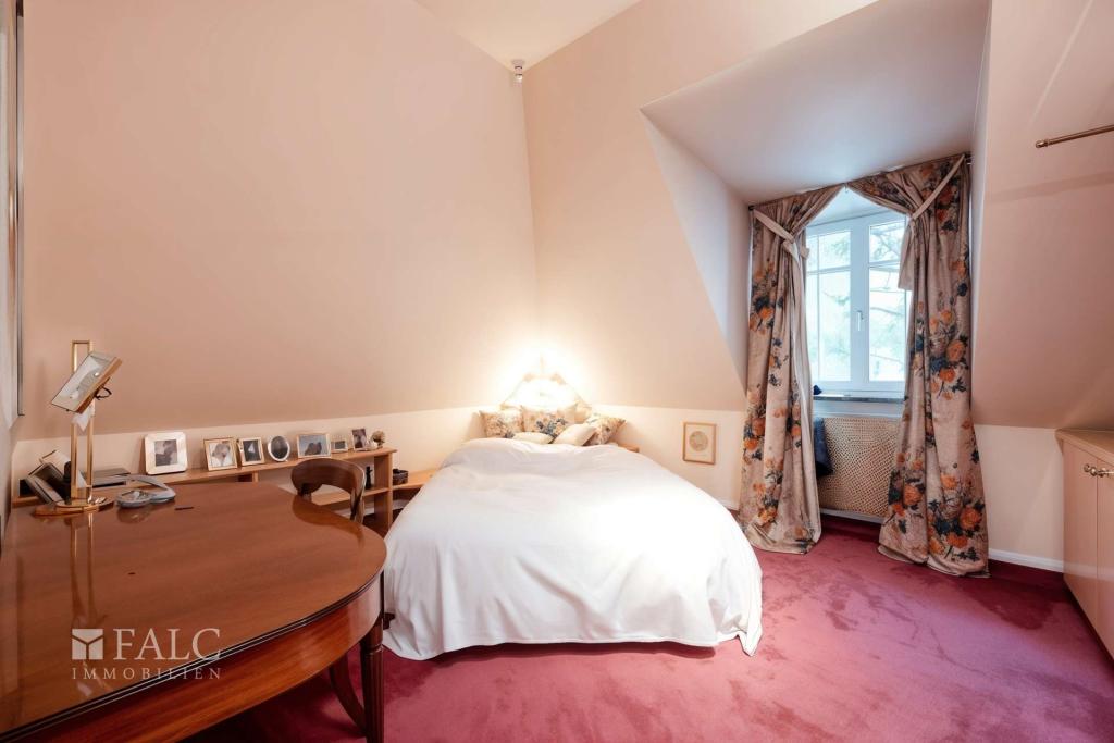 Schlafzimmer rechts 