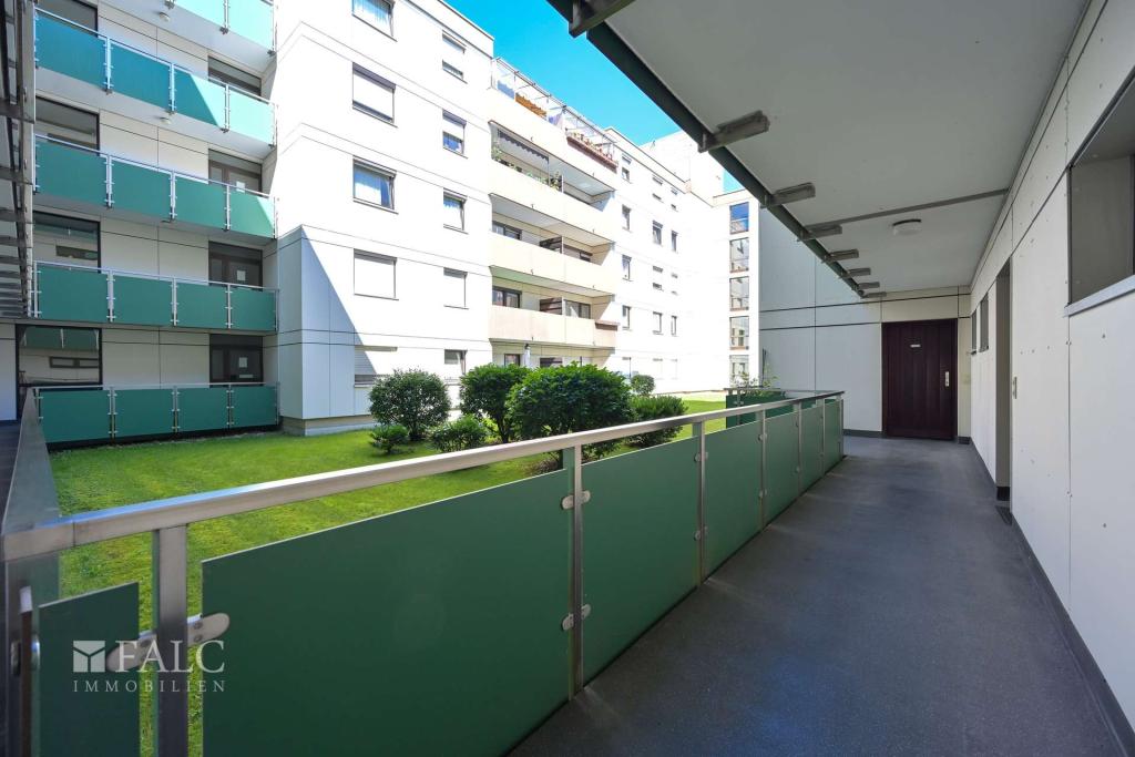 Zugang zur Wohnung Blick Innenhof schräg