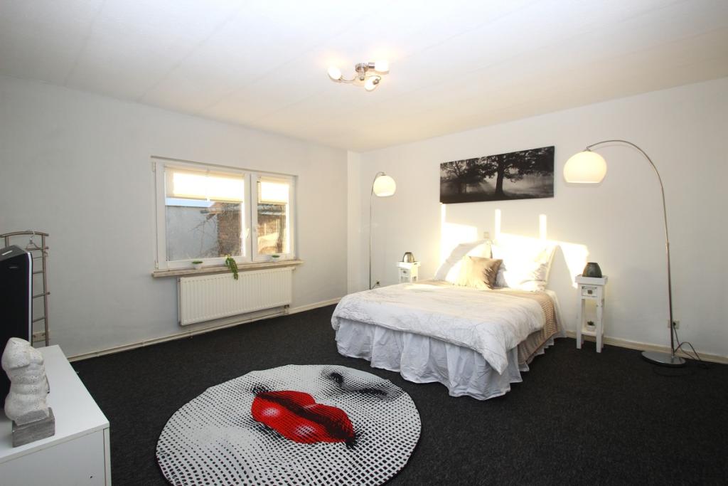 Das geräumige Elternschlafzimmer …