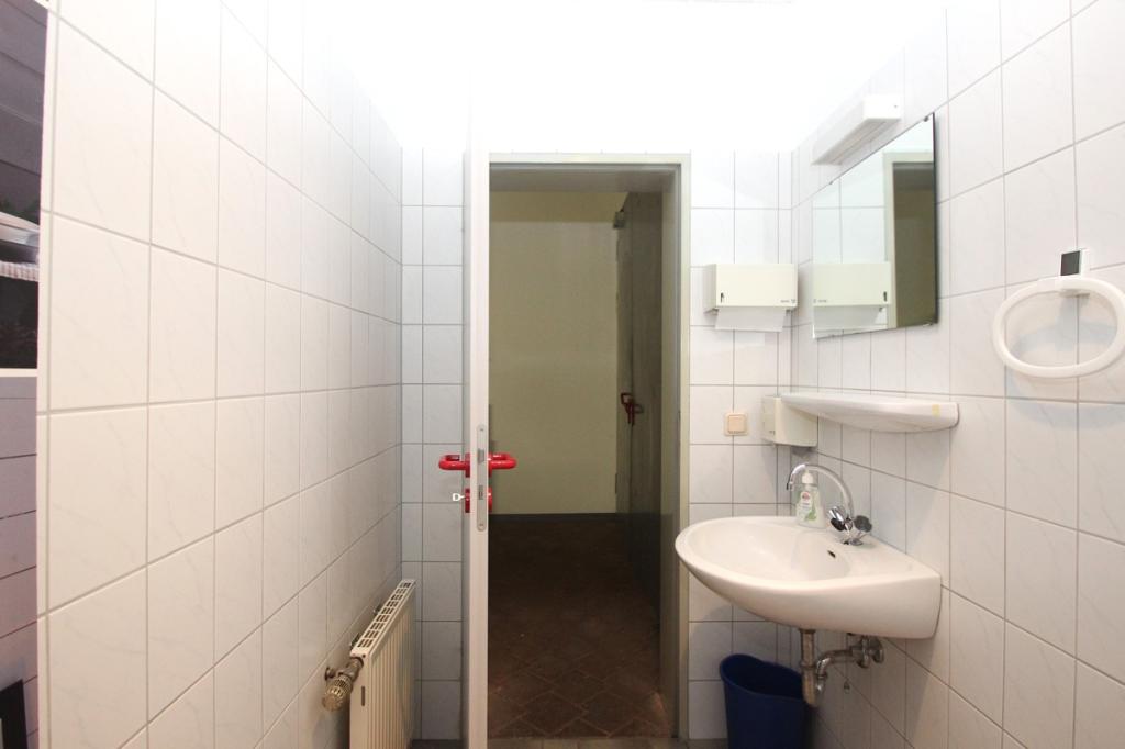 ... mit Handwaschbecken