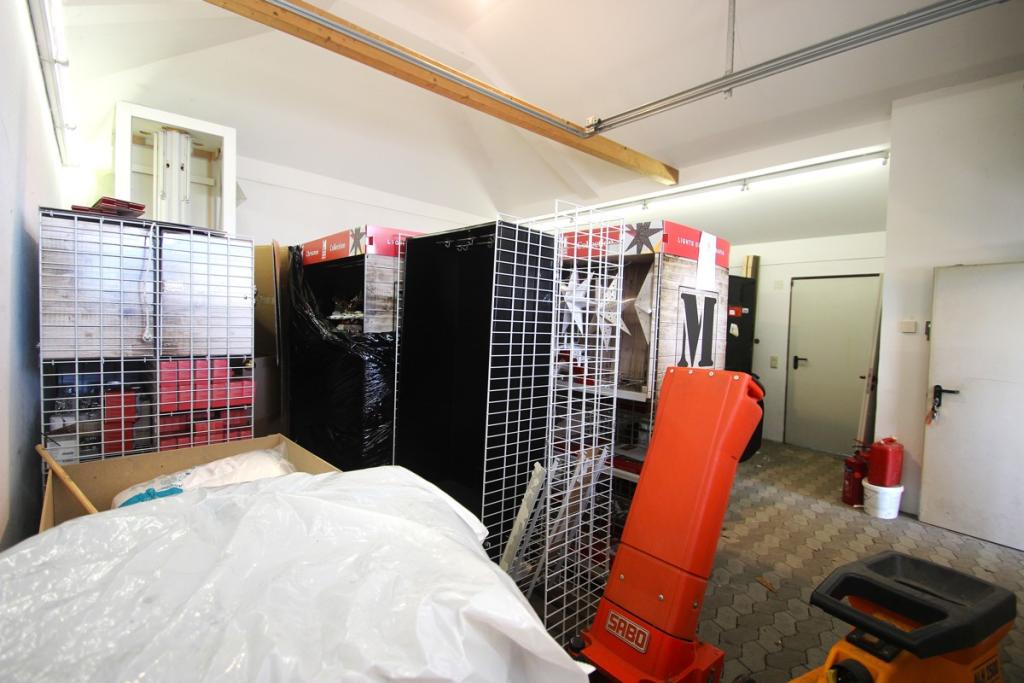Garage mit Sektionaltor ca. 49 m²