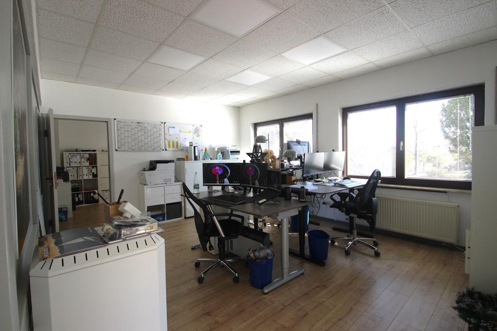 Ihr großes Büro ...