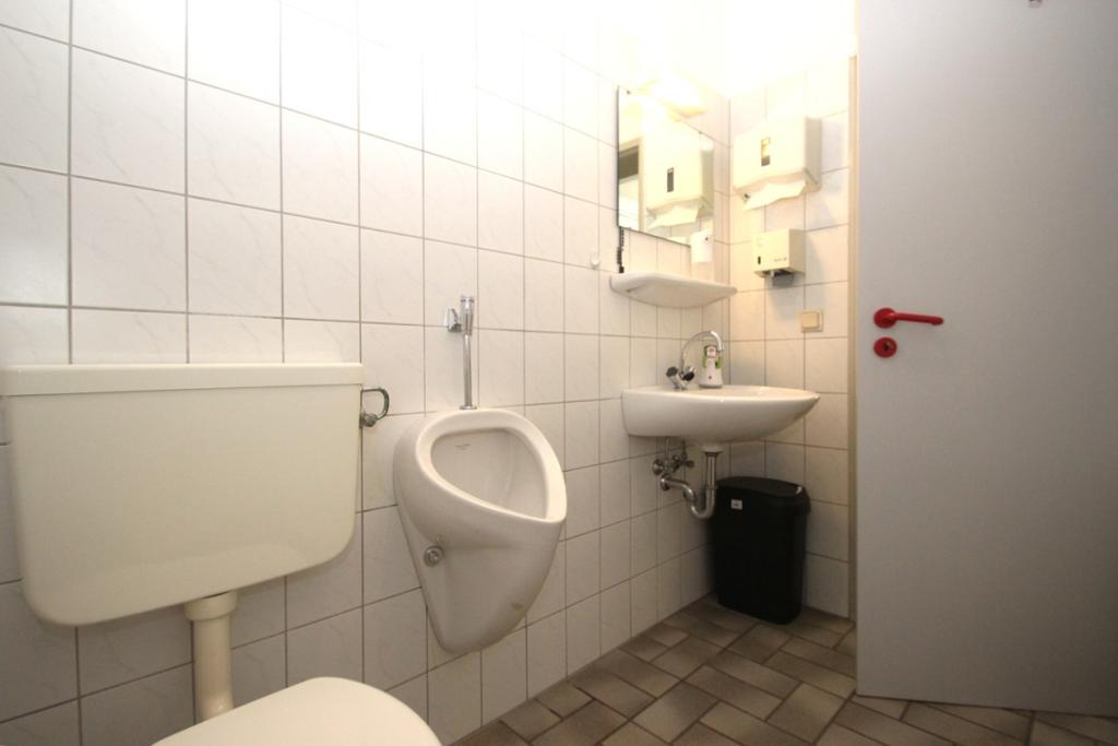 … mit Handwaschbecken