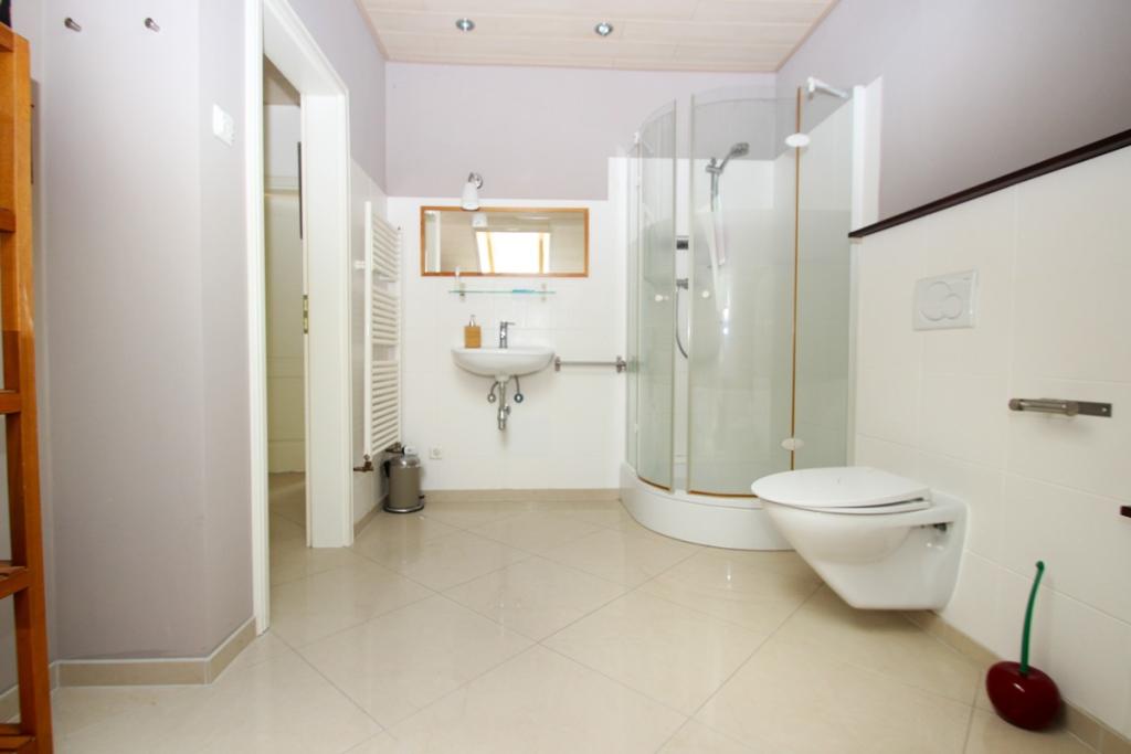 ...Dusche, WC und HWB