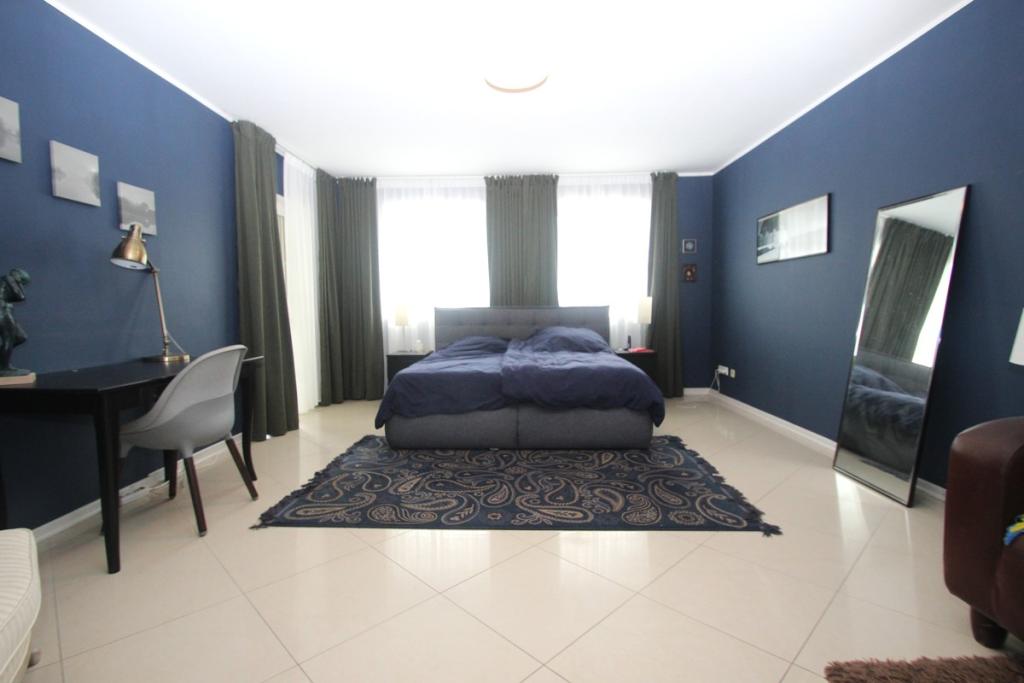 Das geräumige Elternschlafzimmer … 