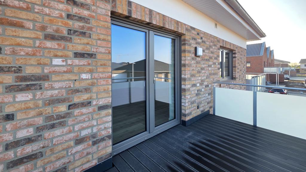 Erstbezug! - Schicke 2-Zimmer-Oberwohnung mit Balkon - Foto 1