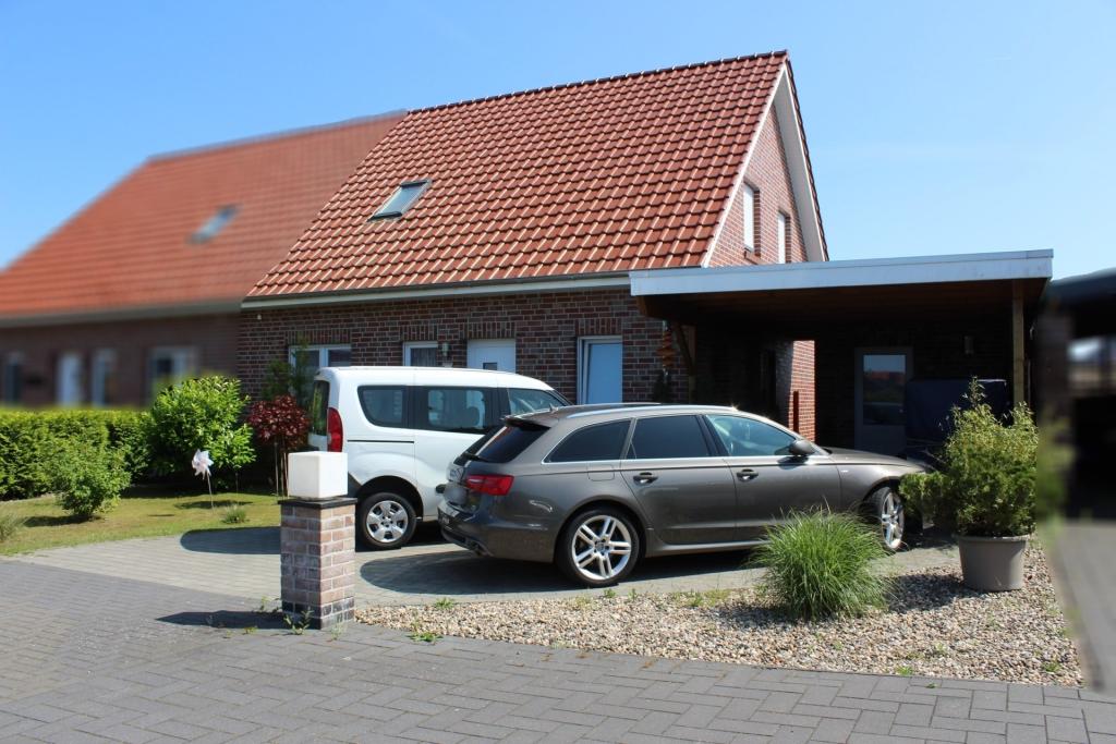 Frontansicht & Carport