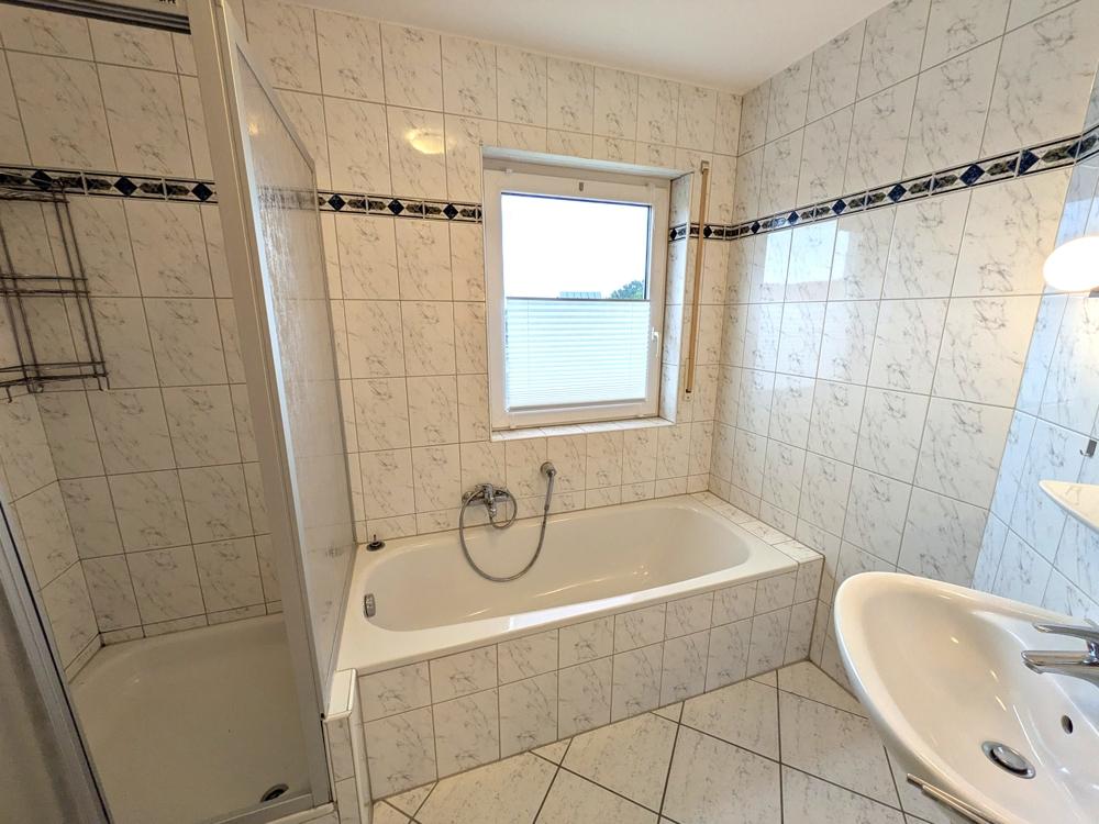 Bad mit Dusche und Wanne