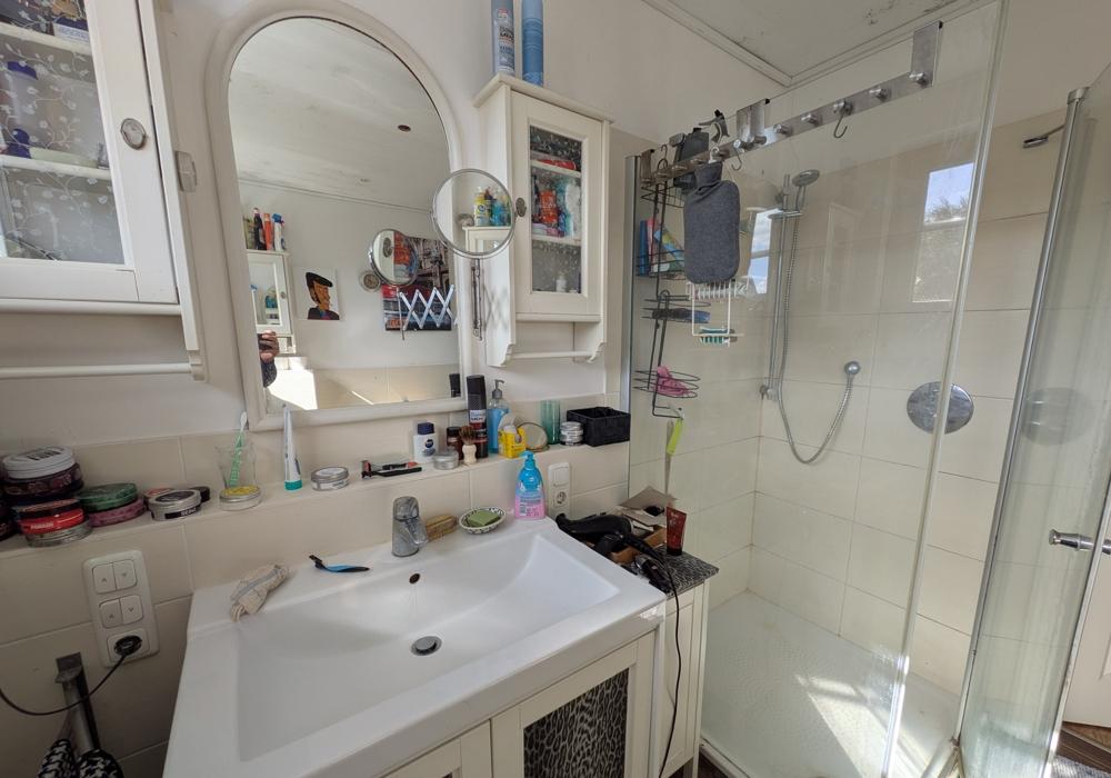 Bad mit Dusche im Dachgeschoss