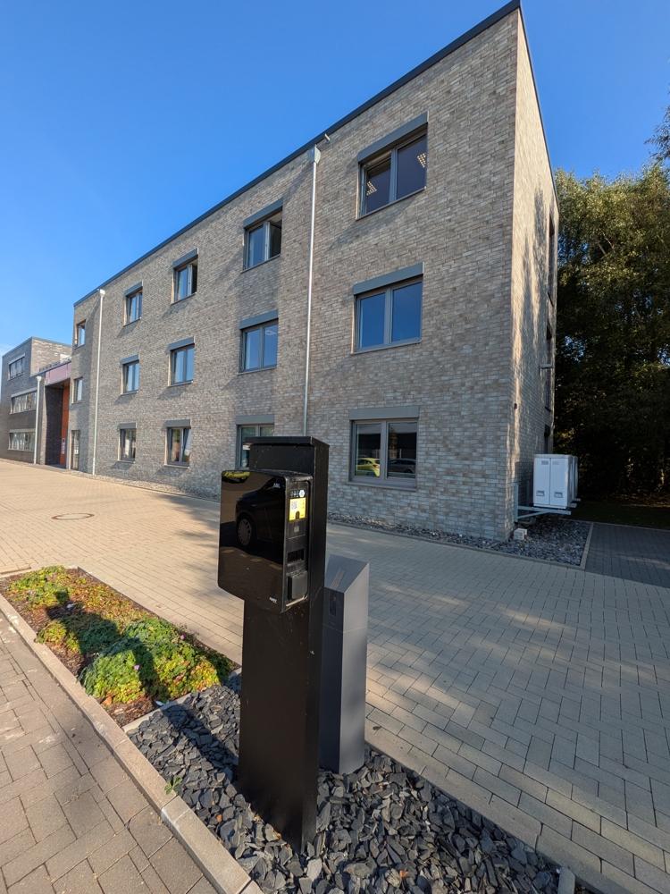 Ansicht mit E-Ladesäule