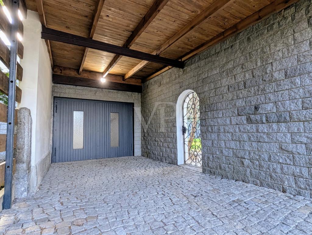 GARAGE UND CARPORT