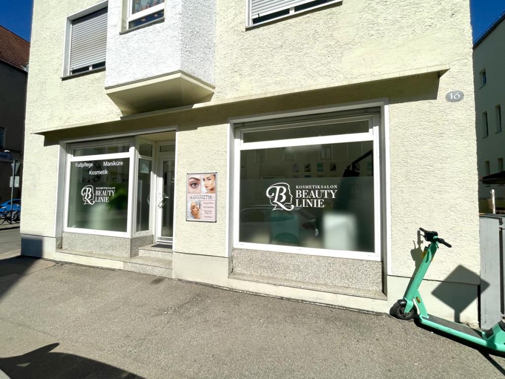 Frontansicht Laden mit Eingang