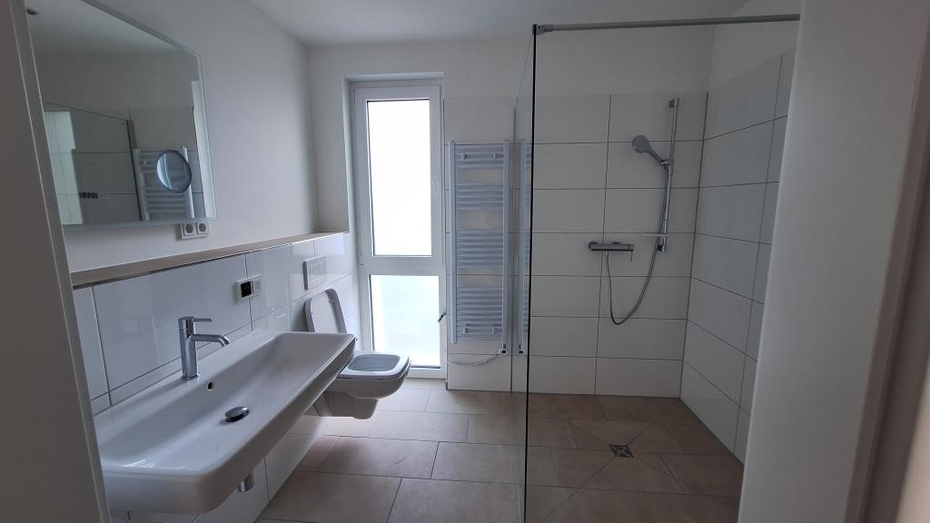 Moderne 3-Zimmer-Neubauwohnung mit Balkon im 2. Obergeschoss - Foto 3