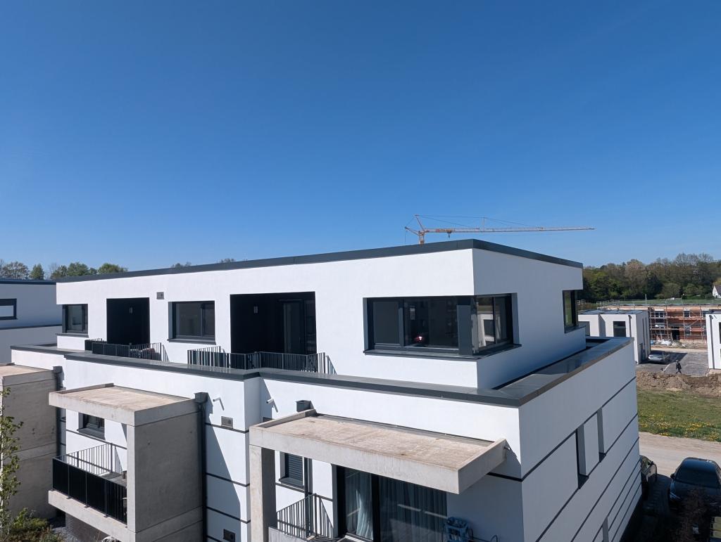 Moderne 3-Zimmer-Penthousewohnung mit Südbalkon und nachhaltigem Energiekonzept mit Warmmiete - Photo 5
