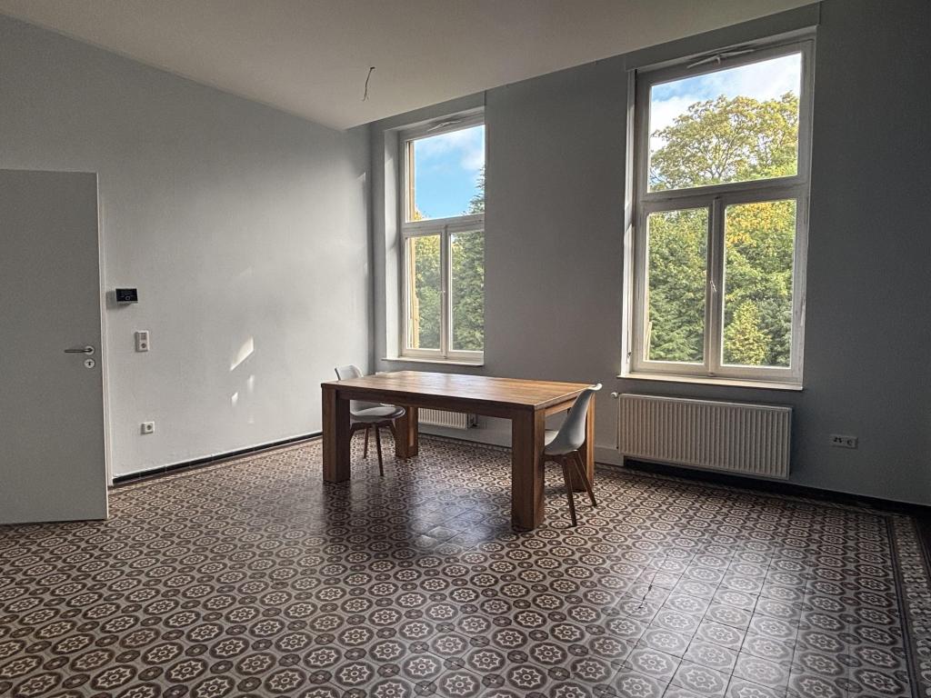 Historischer Charme trifft auf urbanes Wohnen – Stilvolle 2,5-ZKB-Wohnung in einer Stadtvilla - Photo 3