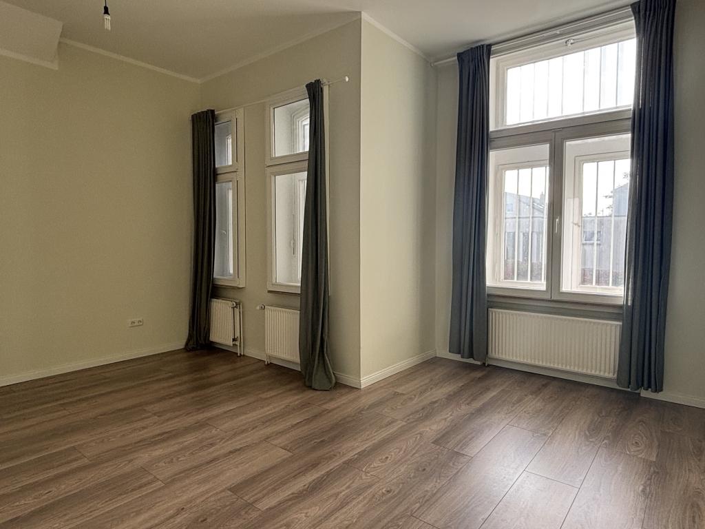 Historischer Charme trifft auf urbanes Wohnen – Stilvolle 2,5-ZKB-Wohnung in einer Stadtvilla - Photo 2