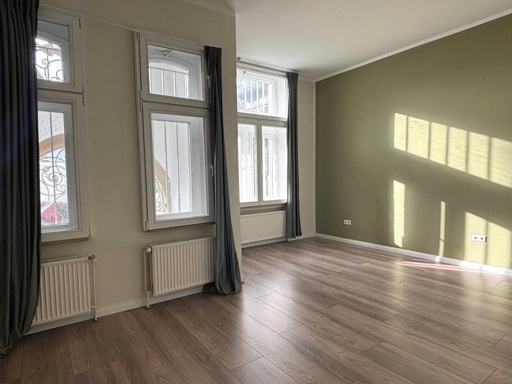 Historischer Charme trifft auf urbanes Wohnen – Stilvolle 2,5-ZKB-Wohnung in einer Stadtvilla - Photo 1