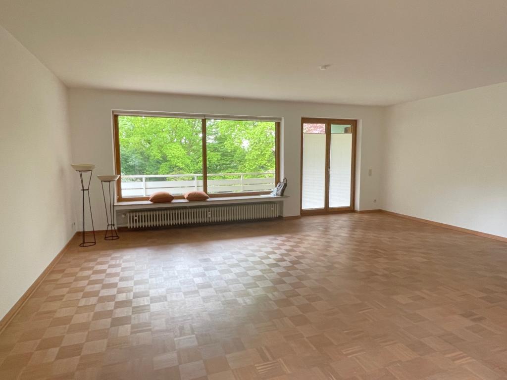Großes Wohnzimmer mit Balkonzugang