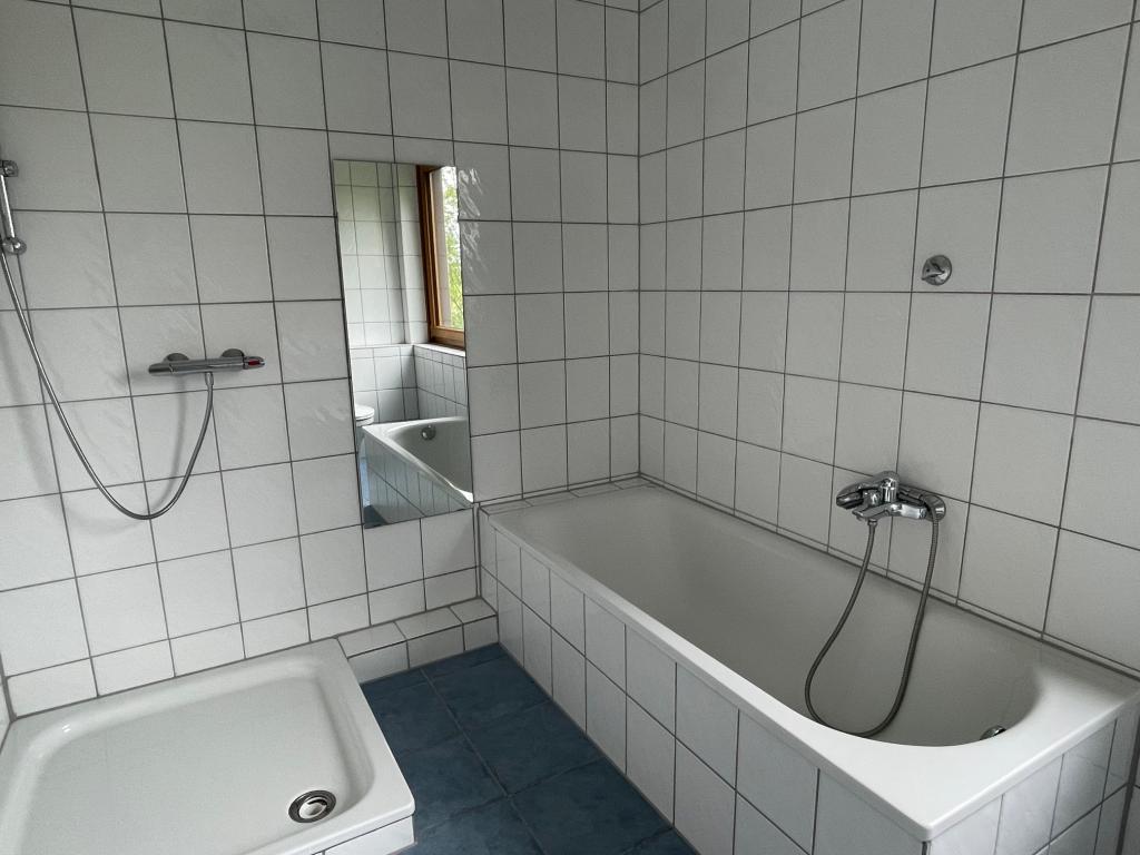 Tageslichtbad mit Dusche und Wanne
