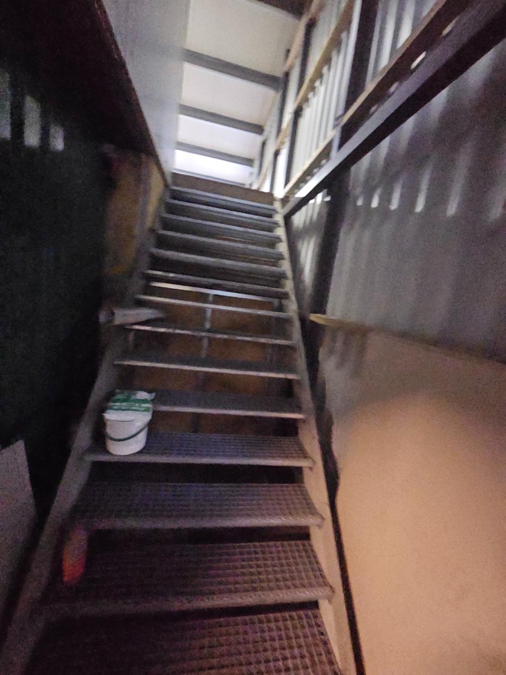 Treppe zur oberen Lagerebene